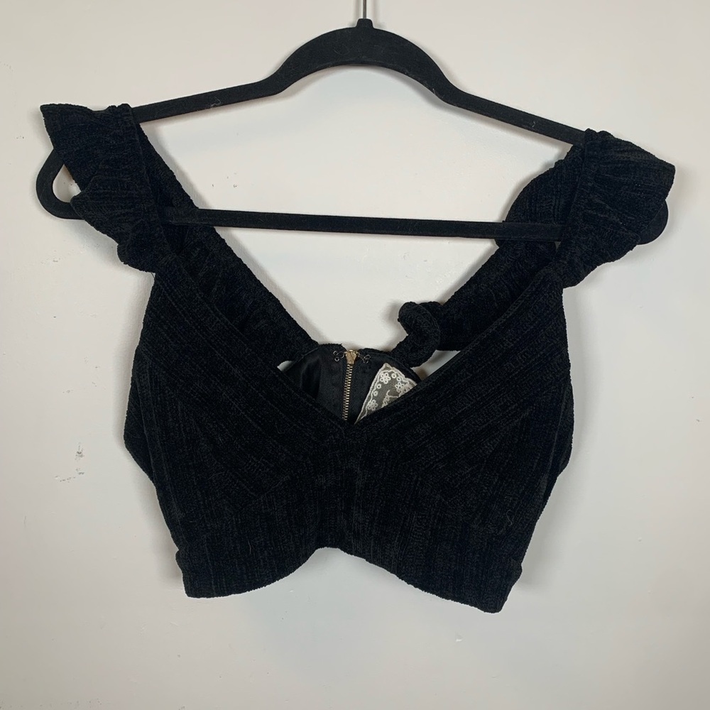 Sadie & Sage Black Textured Ruffled Crop Top